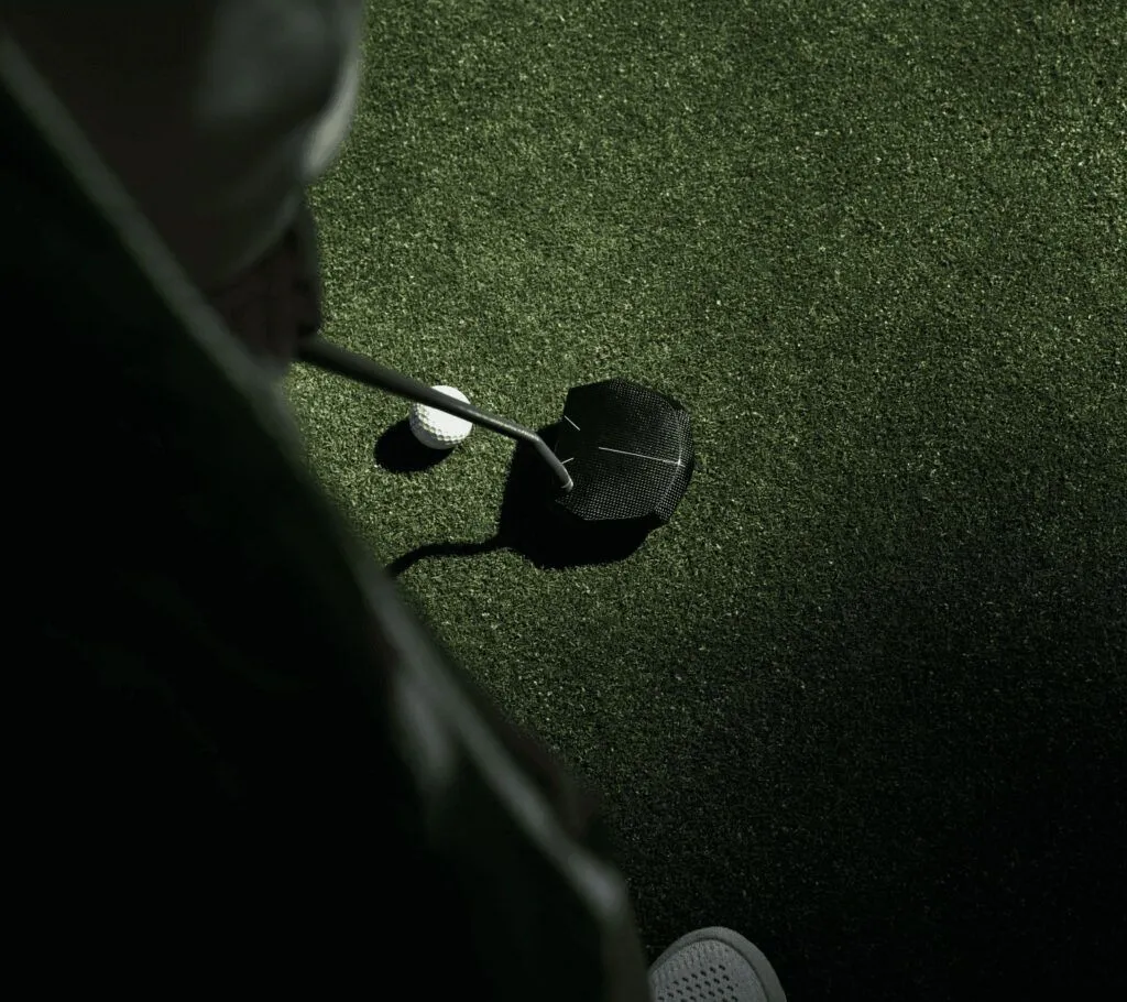Der Maker wird auf dem Green gespielt mit einem Golfball.